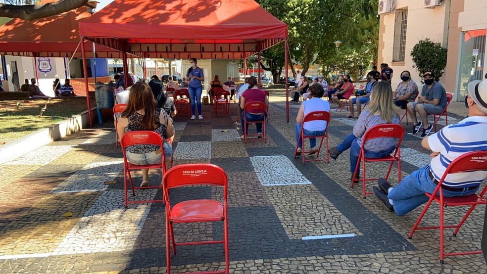 Fila respeita o distanciamento social na testagem em massa para Covid em Agudos — Foto: Alisson Negrini / TV TEM 