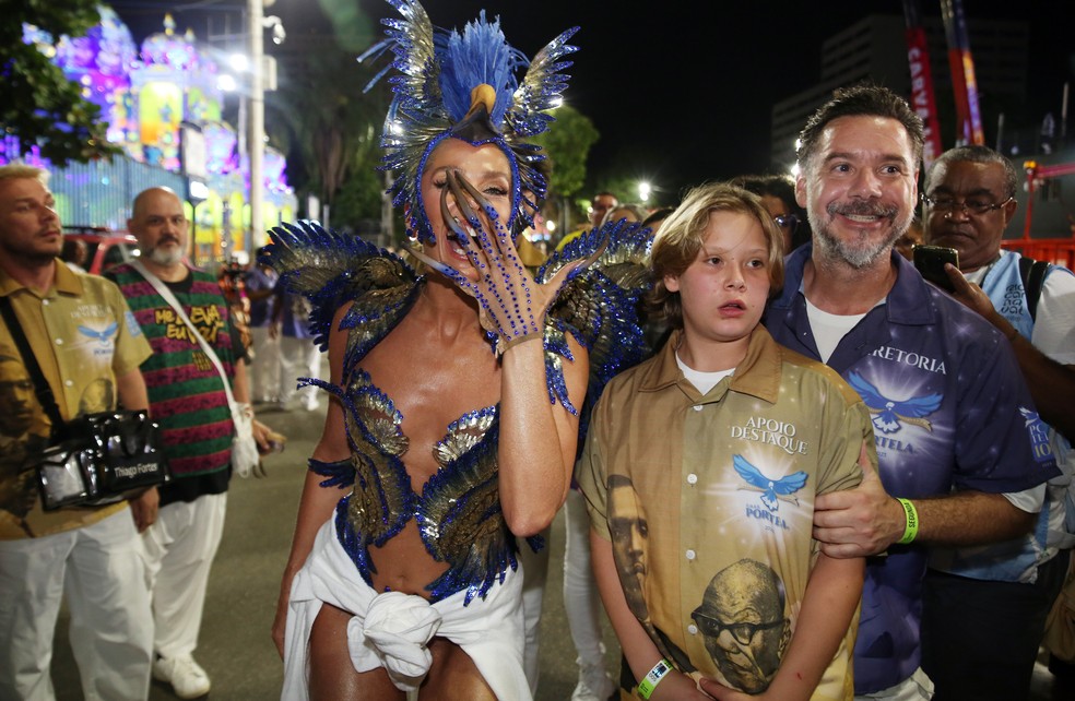 Adriane Galisteu, o filho Vittório e o marido Alexandre Iódice na concentração — Foto: Marcos Serra Lima/g1