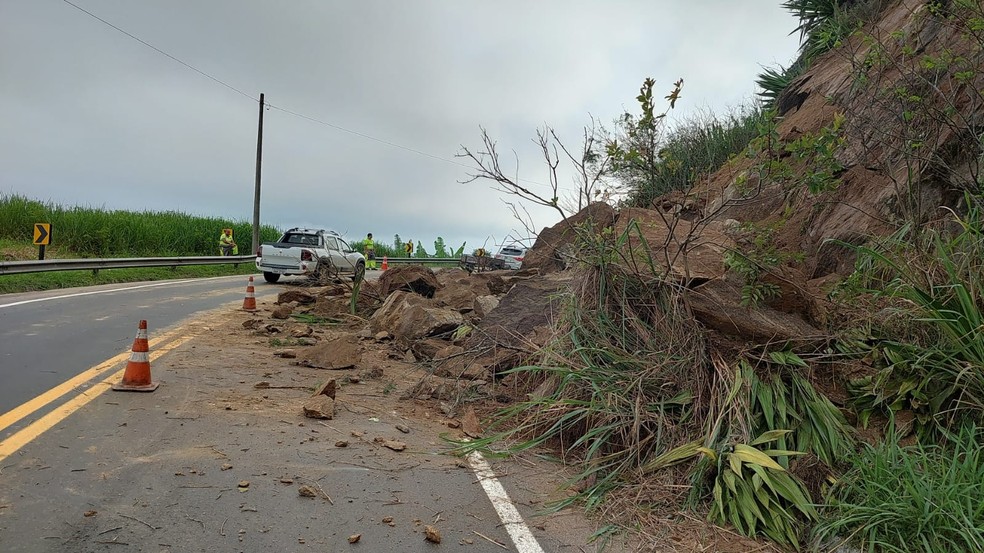Deslizamento de terra causa interdição parcial na Rio-Santos em São Sebastião. — Foto: Divulgação/Prefeitura de São Sebastião