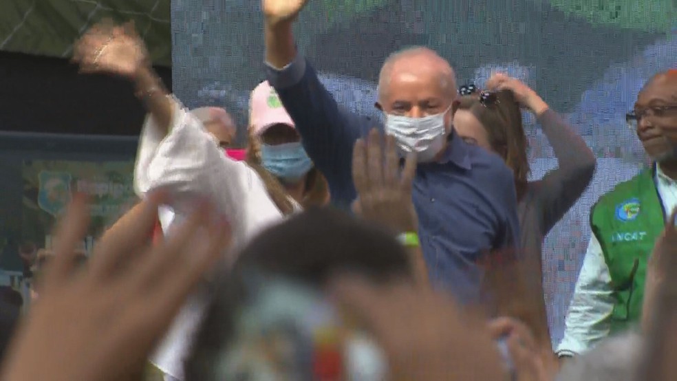 Lula durante evento com catadores em São Paulo — Foto: TV Globo