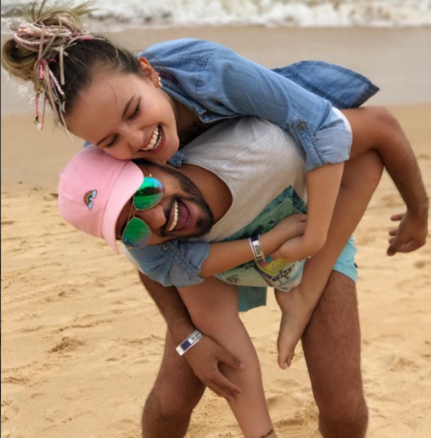 Larissa Manoela e Ramon Amorim se divertem em praia do litoral baiano (Foto: Reprodução/Instagram)