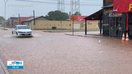 Ruas ficam alagadas após chuva forte em Santa Rosa do Tocantins