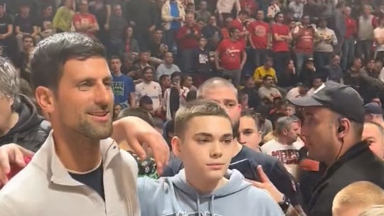 Djokovic recompensa jovem que encontrou seu cartão de crédito durante jogo de basquete; vídeo