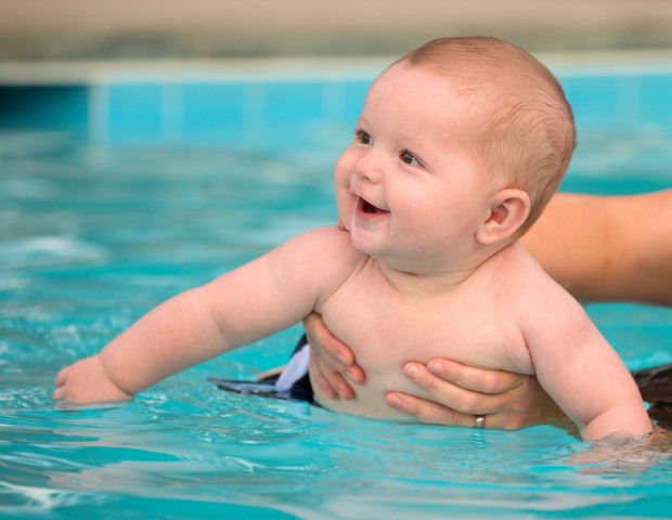 Seu bebê pode aproveitar todos os benefícios da natação  (Foto: Thinkstock)