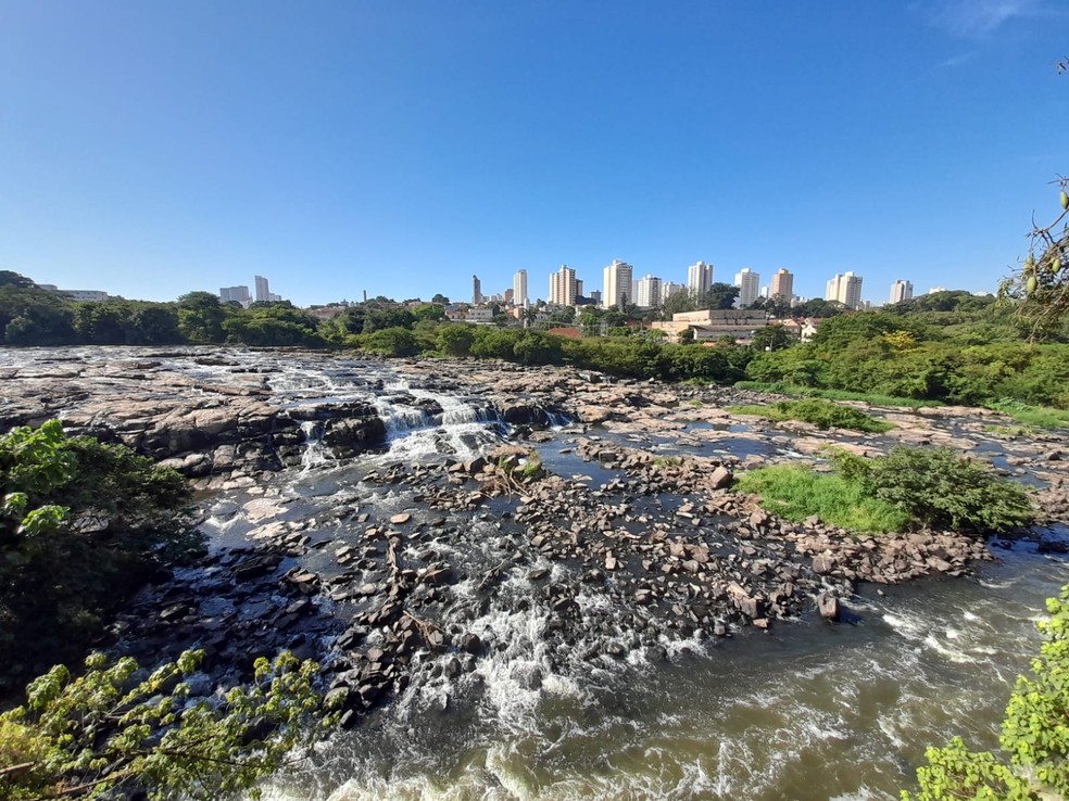 Pedras aparentes no salto do Rio Piracicaba em 26 de abril de 2022 — Foto: Edijan Del Santo/EPTV