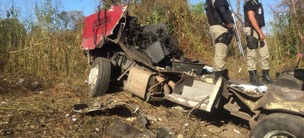 Restos do carro-forte após ser explodido pelo grupo (Foto: Mateus Ferreira/TV Verdes Mares)