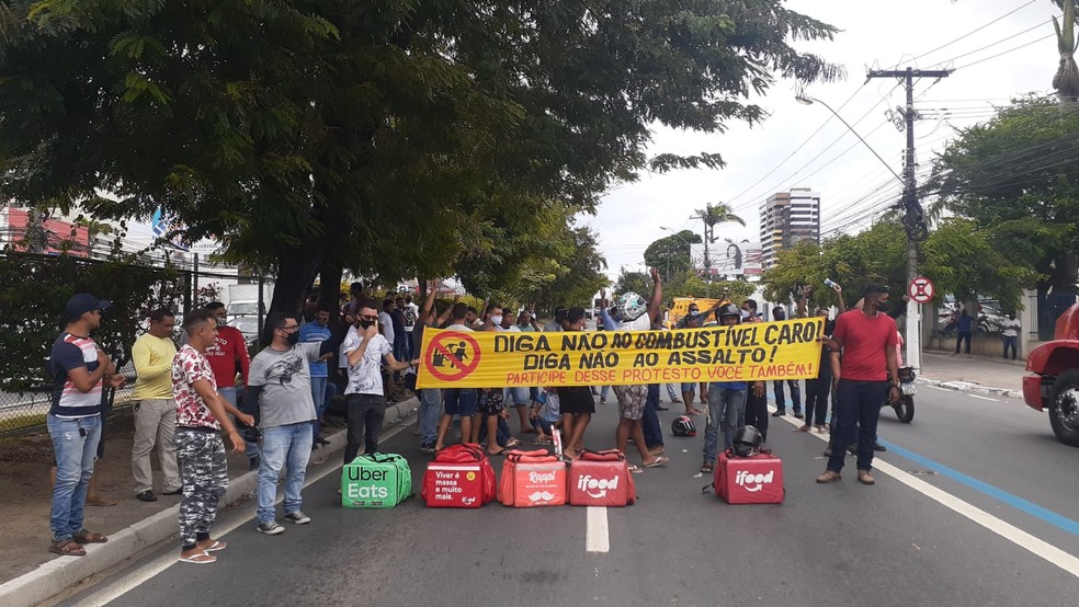 Motoboys e motoristas bloqueiam Av. Fernandes Lima, em Maceió, contra o alto preço dos combustíveis — Foto: Junior Guizelini/Arquivo pessoal