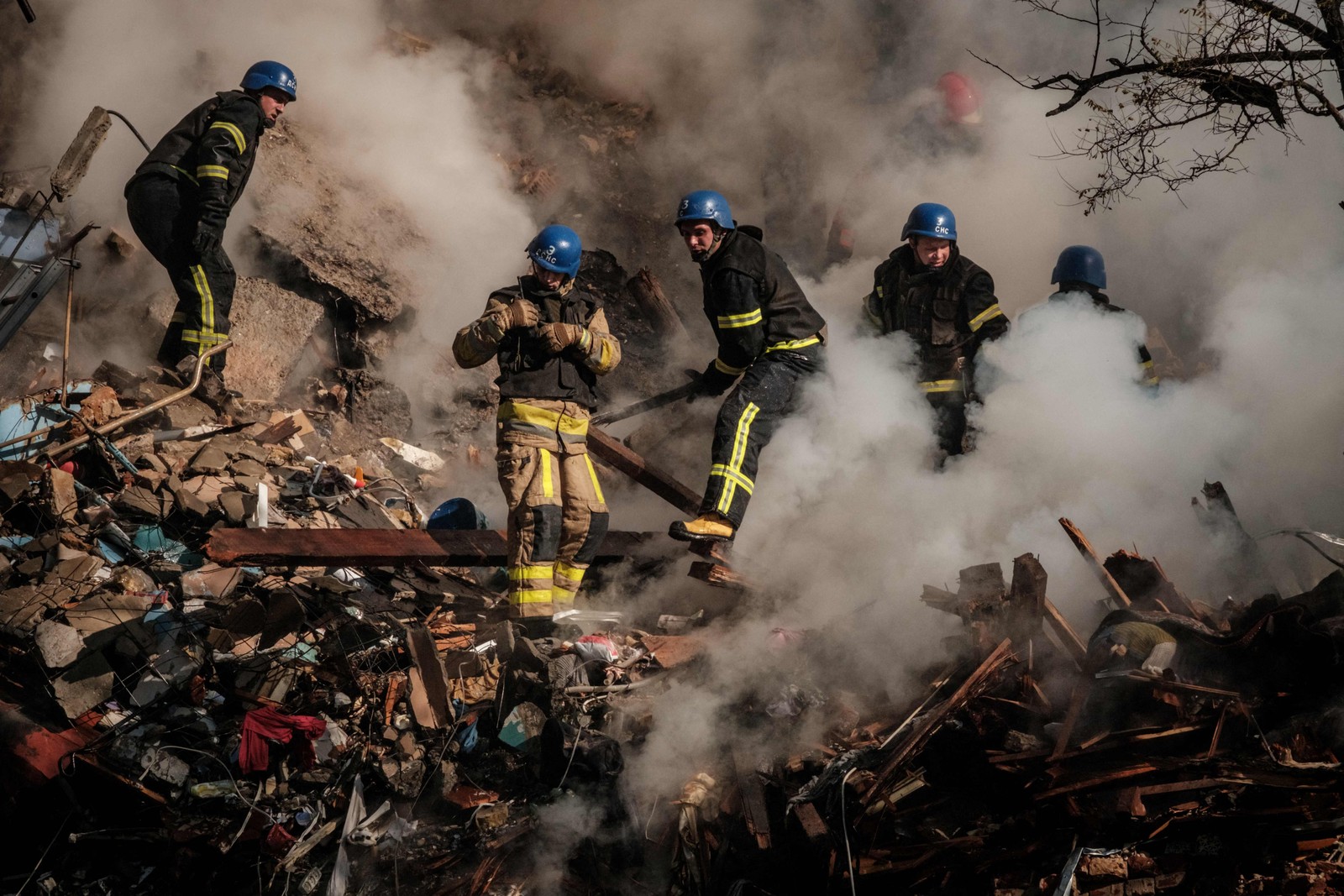 Bombeiros ucranianos trabalham em um prédio destruído após um ataque de drones em Kiev. — Foto: Yasuyoshi CHIBA / AFP