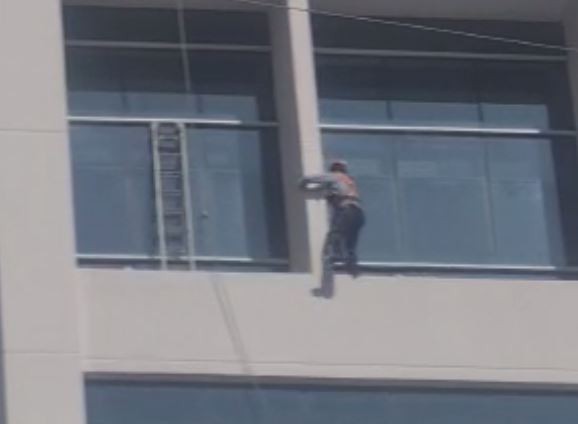 Vídeo flagra trabalhador caminhando em parapeito de prédio sem estar preso a corda de segurança em Campinas