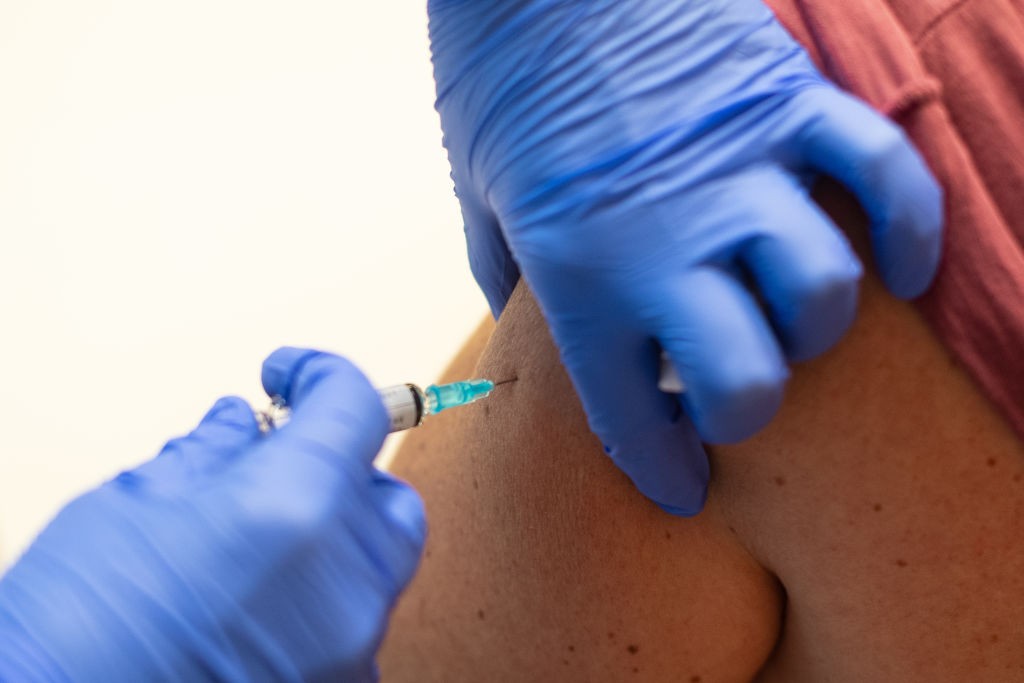 Voluntários da vacina Pfizer contra coronavírus comparam efeitos colaterais com "ressaca severa" (Foto: Getty Images)