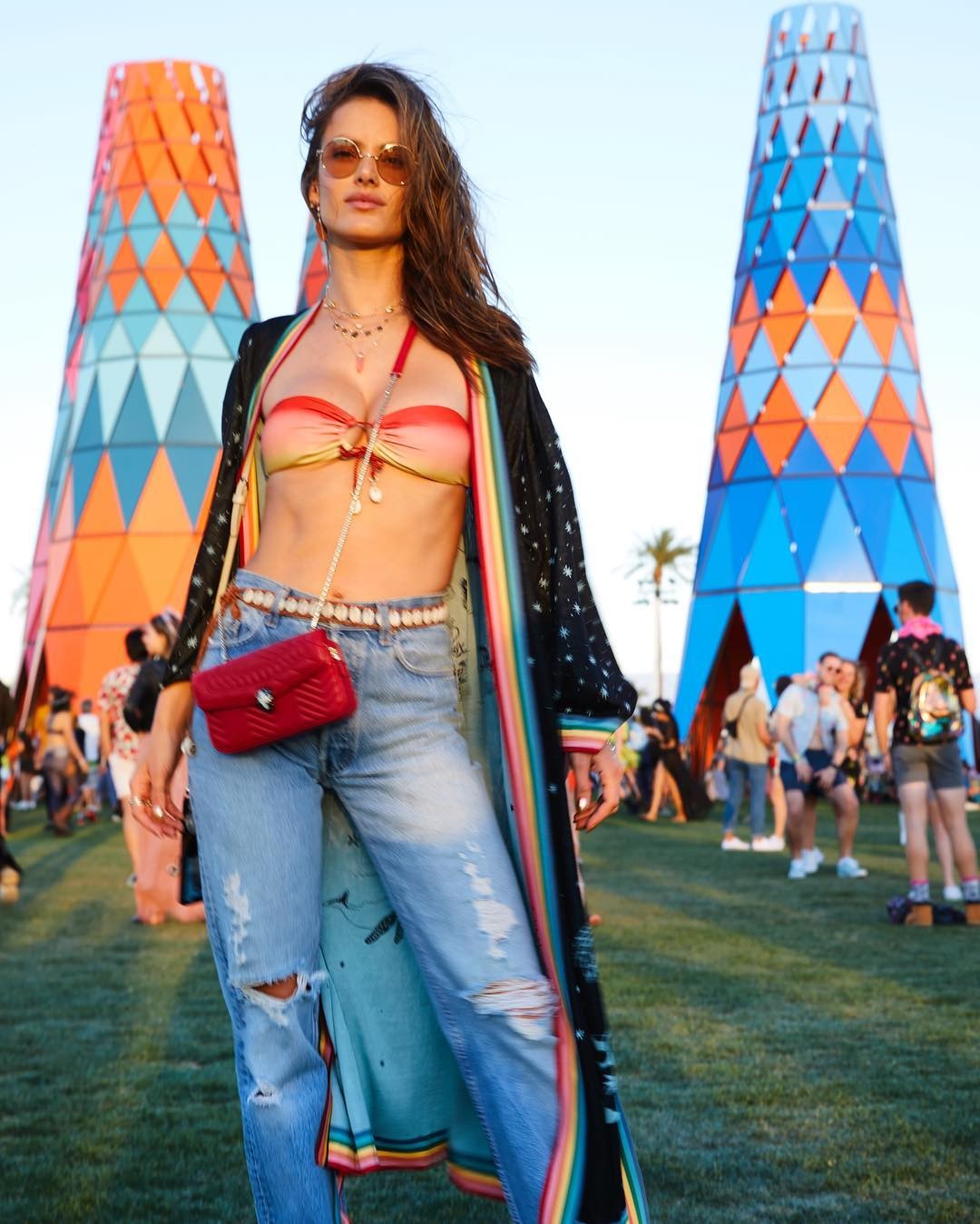 Alessandra Ambrósio esbanja beleza usando apenas top no Coachella (Foto: Reprodução/Instagram)
