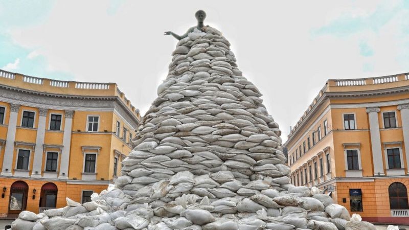 Monumentos foram protegidos em Odessa em vista da esperada incursão de tropas russas (Foto: Getty Images via BBC News)