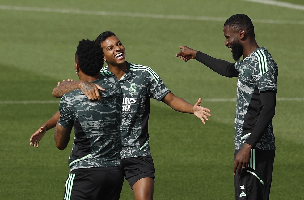 Militão, Rodrygo e Rüdiger em treino do Real Madrid, na véspera de jogo desta quarta — Foto: Susana Vera/Reuters