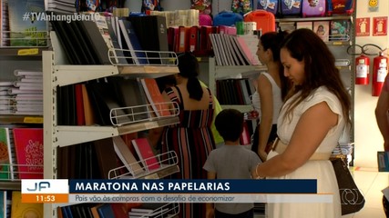 Pais vão às compras dos materiais escolares dos filhos com desafio de economizar