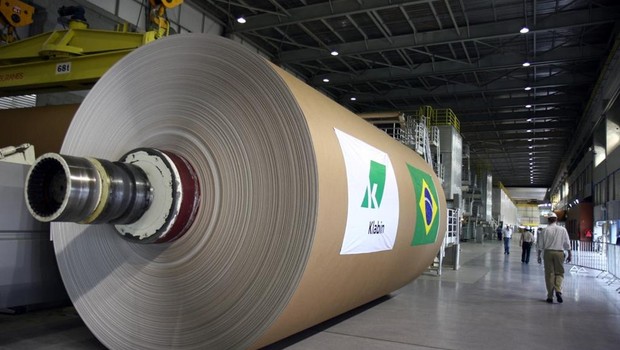 Rolo de papel em fábrica da Klabin no Paraná (Foto: Divulgação)