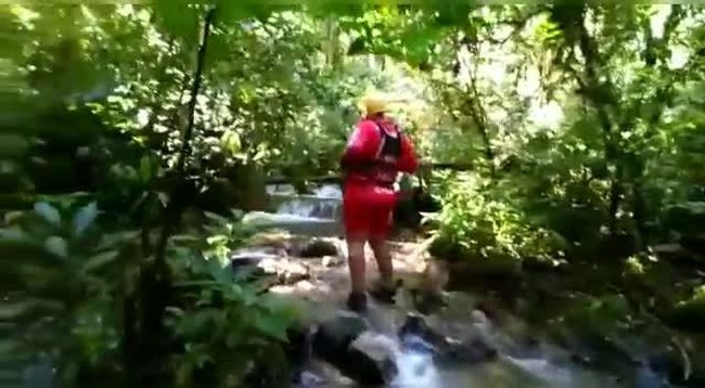 Grupo parte para resgate de universitria que caiu de cachoeira em Joinville