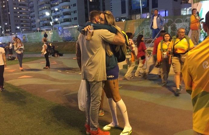 Thaísa abraça o marido na zona internacional da Vila Olímpica (Foto: Thierry Gozzer)