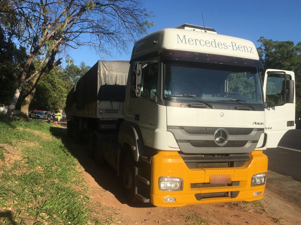 Carro também bateu em uma caminhão que estava no acostamento da rodovia (Foto: Gabriel Tibaldo/G1)