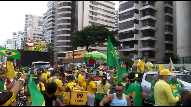 Apoiadores de Bolsonaro fazem protesto em Boa Viagem