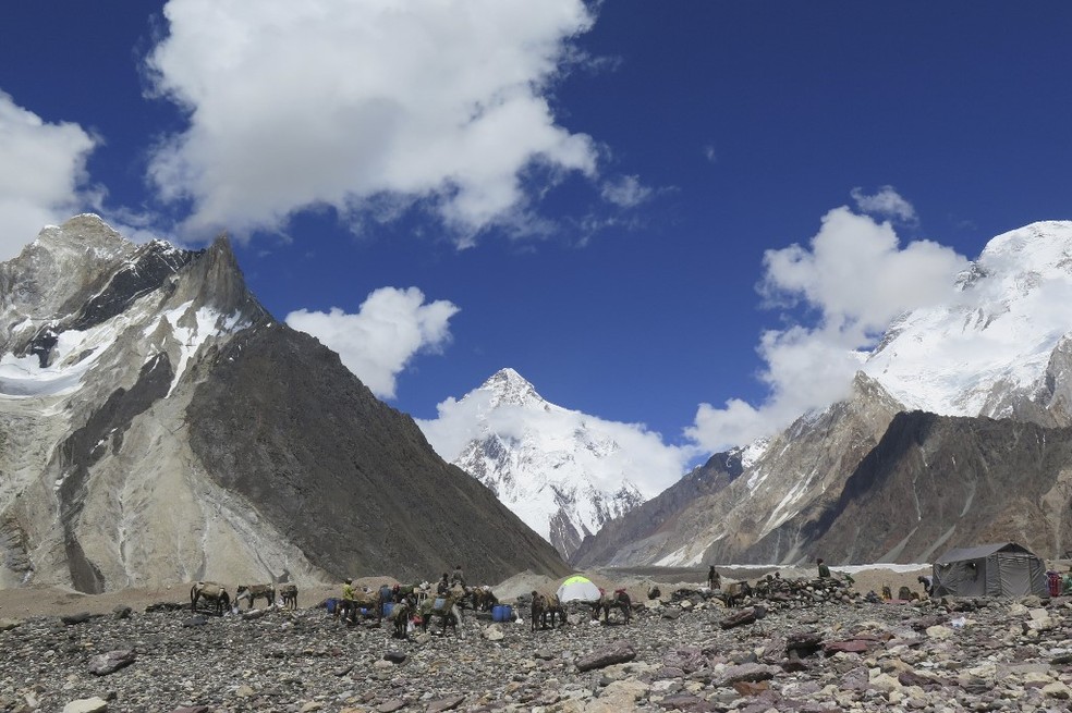 Imagem de arquivo mostra tendas no acampamento Concordia em frente ao cume do K2 na cordilheira Karakoram, na região montanhosa de Gilgit do Paquistão.  — Foto: AMELIE HERENSTEIN / AFP