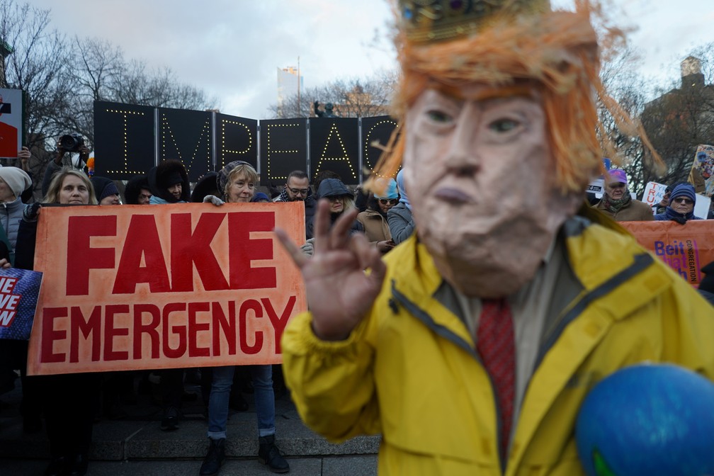 'Emergência falsa', diz cartaz em protesto contra declaração de emergência de Donald Trump — Foto: Go Nakamura/Reuters