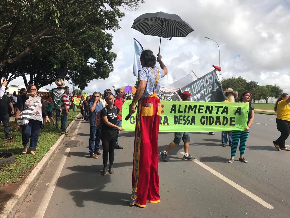 Agentes da cultura fazem protesto no DF pela garantia e manutenção do Fundo de Apoio à Cultura (FAC) — Foto: Luiza Garonce/G1