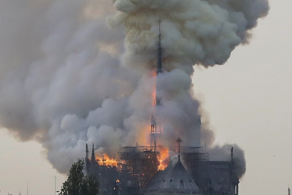 Incêndio atingiu a Catedral de Notre-Dame nesta segunda (15) em Paris. — Foto: François Guillot/AFP