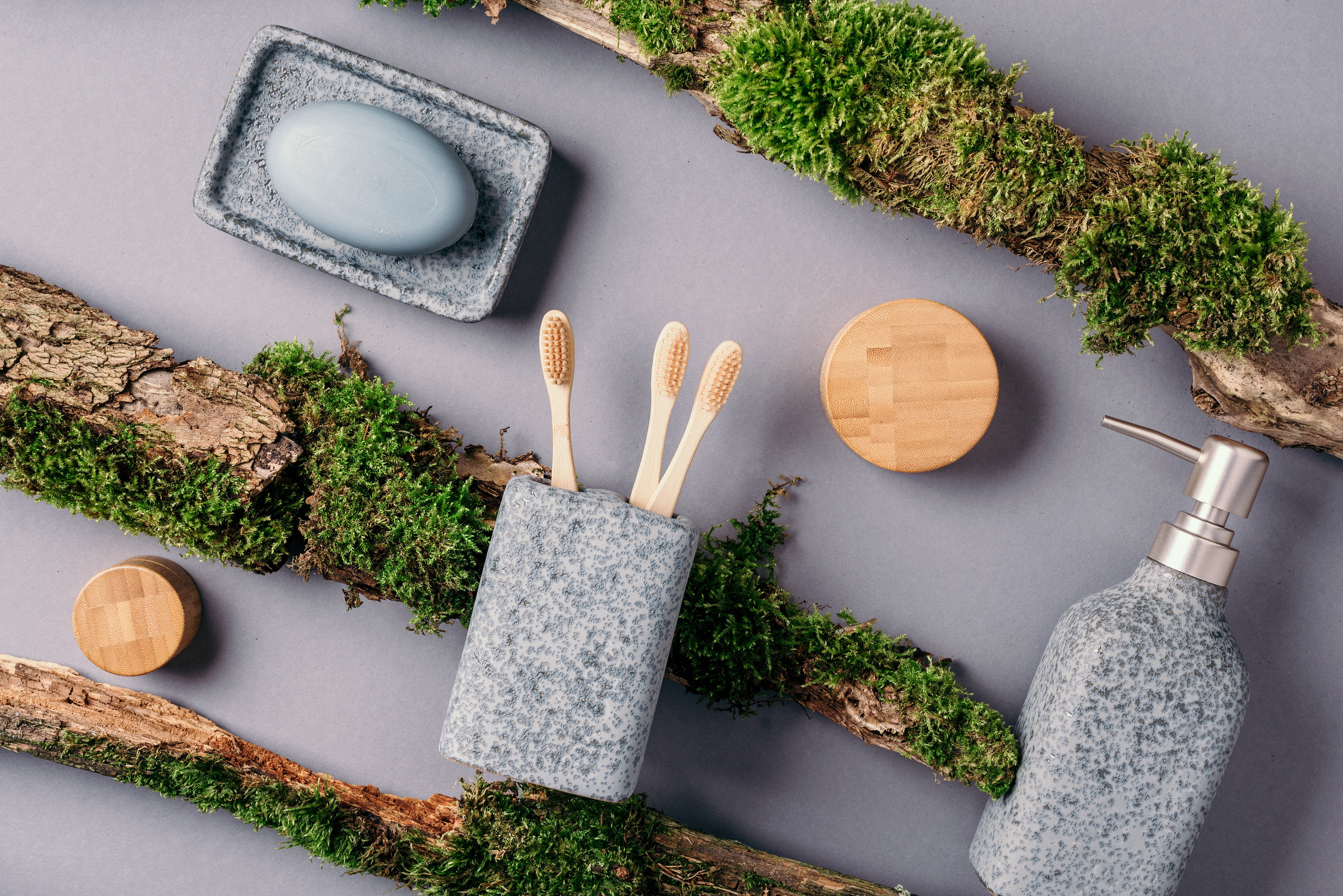 Zero waste, plastic free, sustainable concept. Bamboo bath accessories - soap dish, soap dispenser, tooth brush, organic dry shampoo for personal hygiene on green moss texture. Copy space. Top view (Foto: Getty Images/iStockphoto)