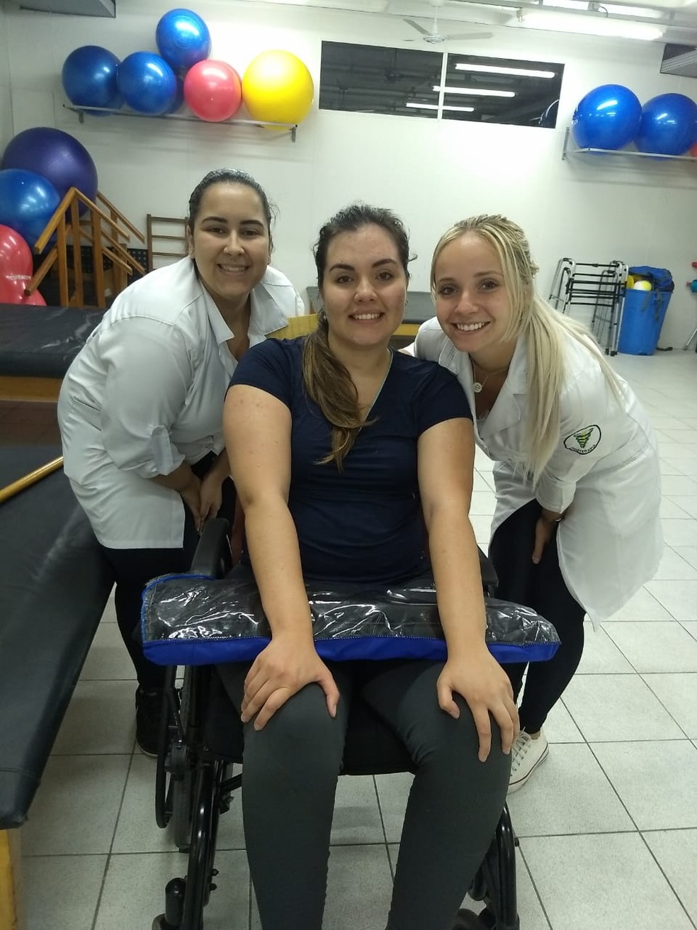 Equipe de fisioterapeutas acompanha a evolução de Karina após acidente no litoral de São Paulo — Foto: Arquivo Pessoal
