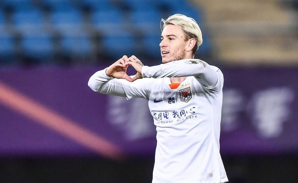 Representantes vêm ao Brasil, e clube europeu pode fechar a contratação de Roger Guedes, do Corinthians, para o meio do ano