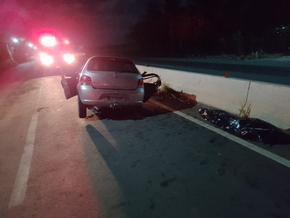 Passageiro do carro morreu no local do acidente em Campo Alegre, Alagoas — Foto: BPRv