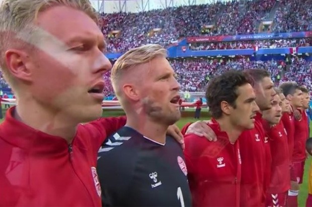 Seleção da Dinamarca entre em campo contra o Peru (Foto: Reprodução/TV Globo)