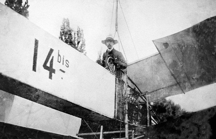 Santos Dumont em seu 14-Bis  (Foto: Domínio Público)