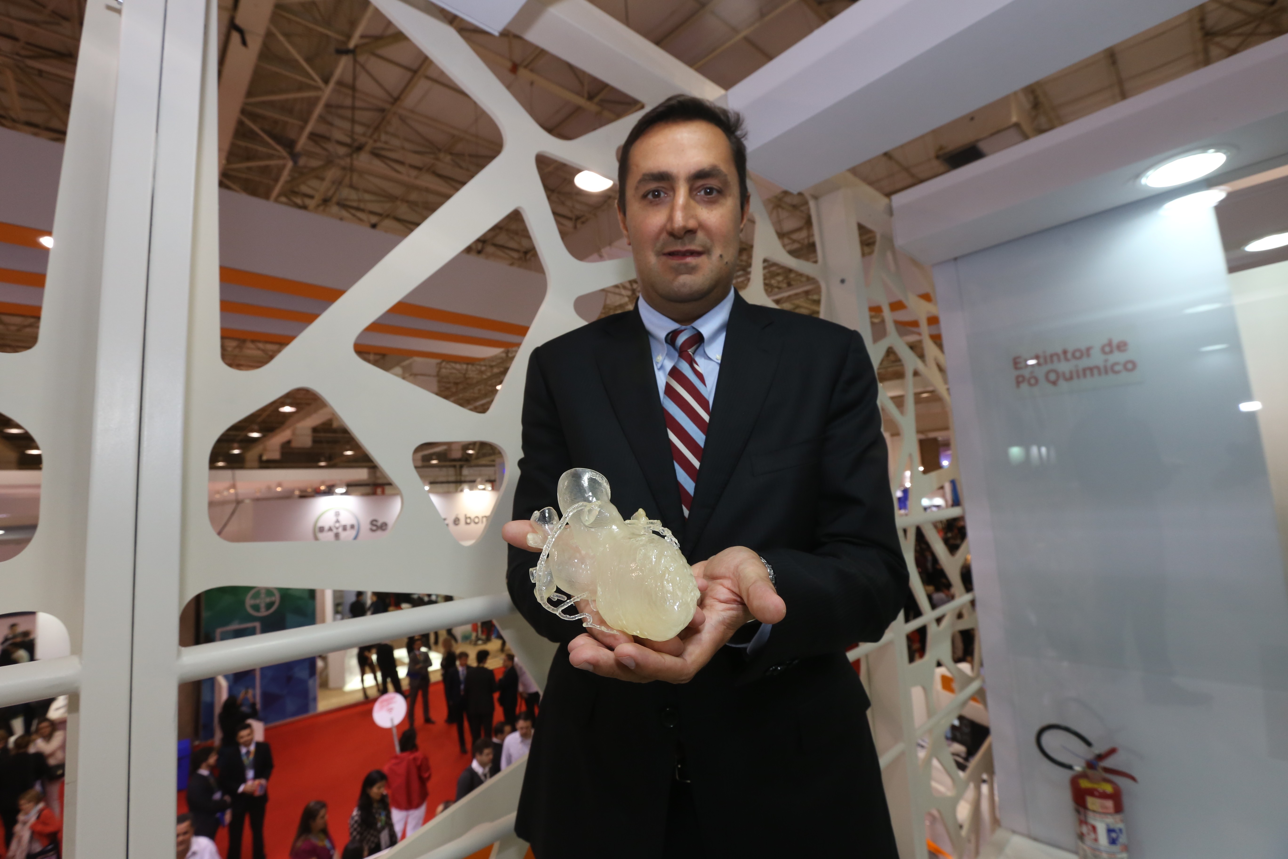 O doutor Ricardo Cury mostra uma de suas réplicas 3D do coração de pacientes (Foto: Divulgação)