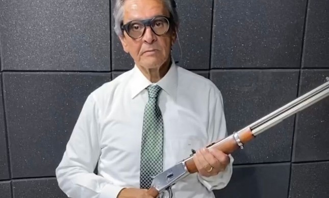 O presidente do PTB, Roberto Jefferson, exibe arma em vídeo divulgado na internet