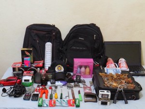 Objetos furtados foram encontrados com Emerson Rodrigues dos Reis (Foto: Polícia Civil/Divulgação)