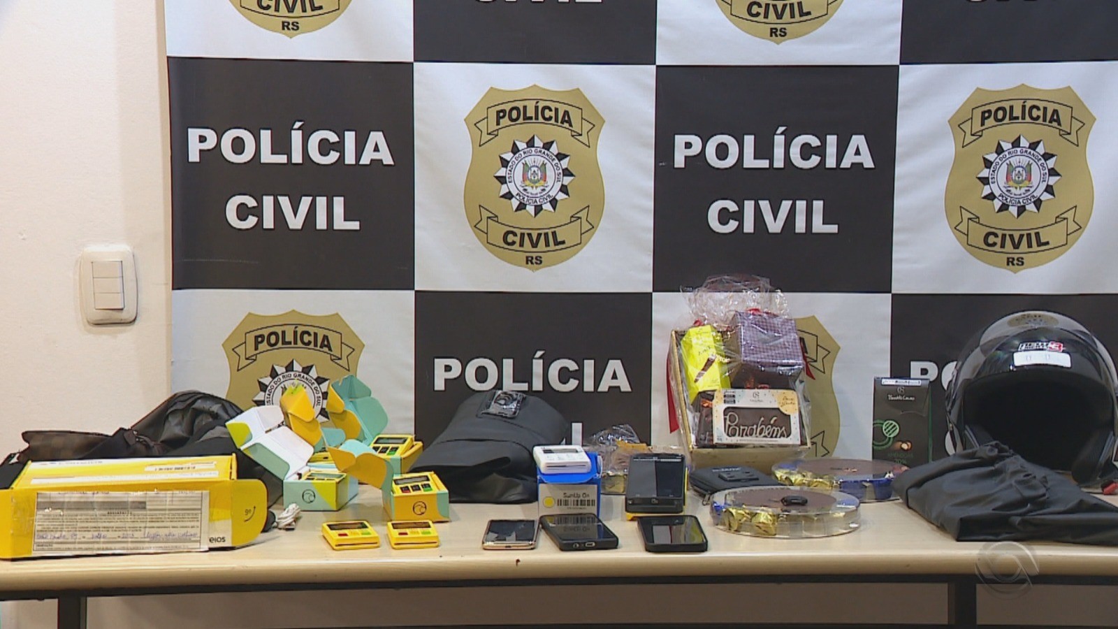 'Golpe do aniversário': quadrilha oferece presentes e clona cartão de vítimas durante entrega no RS