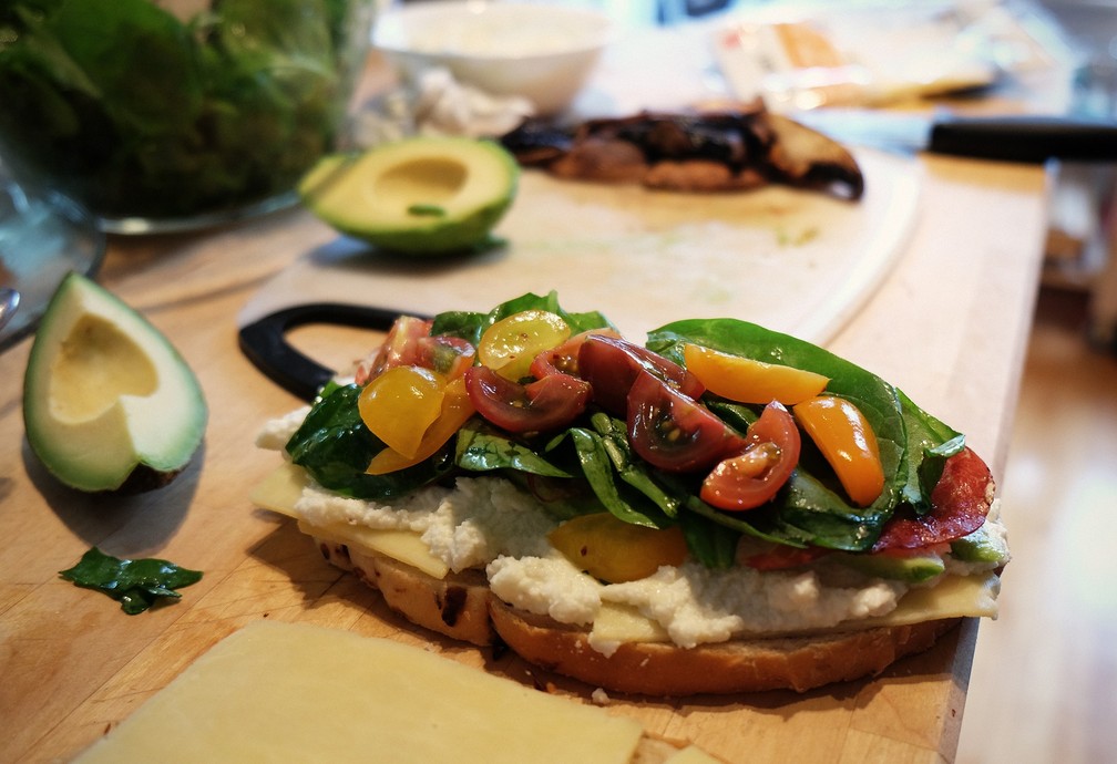 A dieta mediterrânea, rica em azeite oliva, vegetais e vinho, tem contribuído para prolongar a vida dos espanhóis (Foto: Pixabay)