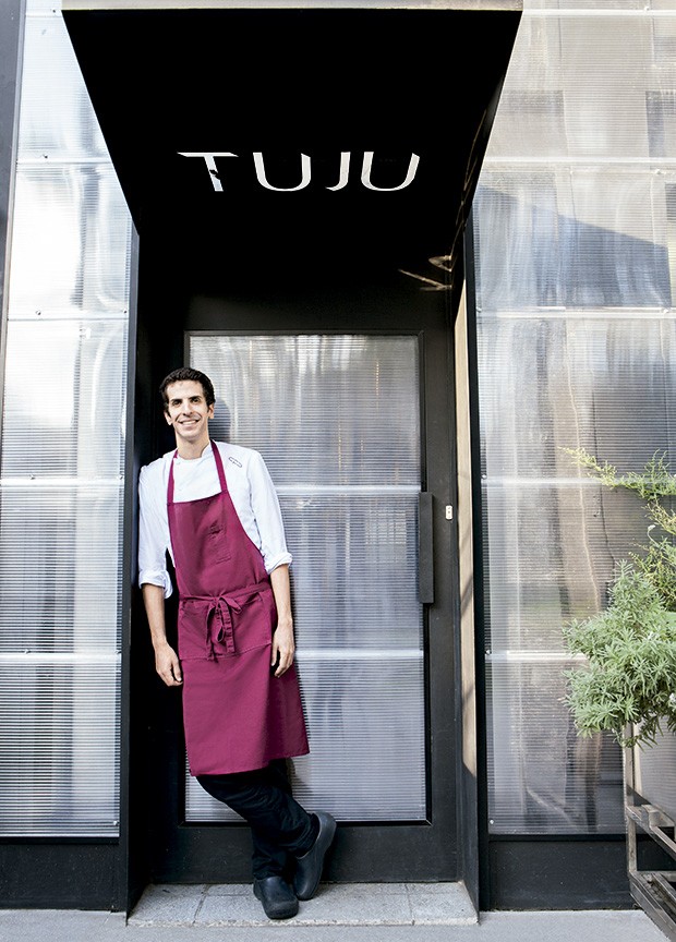 Ivan Ralston na entrada do restaurante (Foto: Lufe Gomes/Editora Globo)