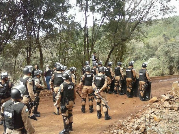  Policiais Militares reforçam a segurança e monitoraram a movimentação do grupo (Foto: Clederson de Lara /Portal Quedas )