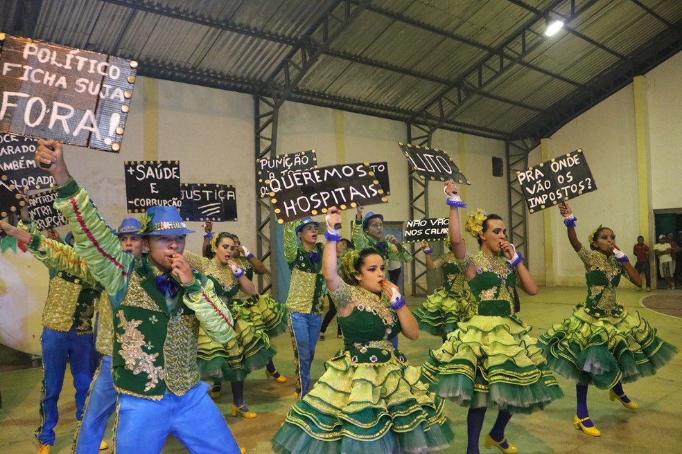 Momento de protesto na apresentaÃ§Ã£o da quadrilha  (Foto: Leo Silva )