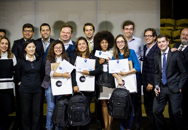 Grupo vencedor da 1ª olimpíada Constitucional de São Paulo  (Foto: Divulgação Constituição nas Escolas)