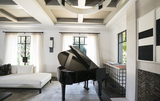 Kourtney Kardashian revela sua sala de estar com poltrona de Niemeyer (Foto: Reprodução)