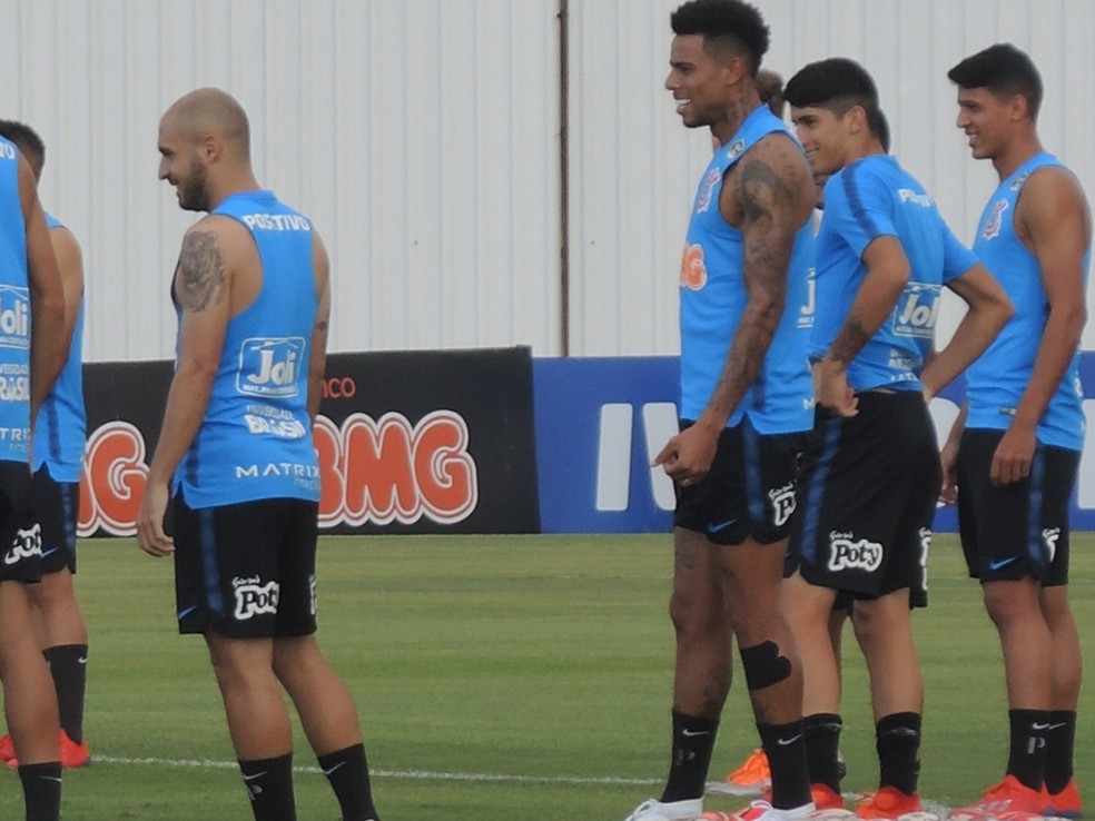 Zagueiro volta a treinar, e Carille confirma Corinthians para o