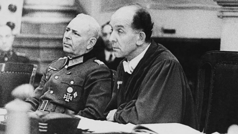 BBC Conhecido como juiz de Hitler, Roland Freisler (à direita) condenou Sophie e Hans Scholl e Christoph Probst à morte em fevereiro de 1943 (Foto: Getty Images via BBC)