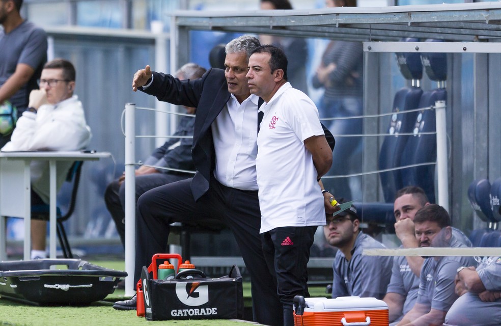 Reinaldo Rueda conversa com o preparador físico Carlos Velasco em jogo contra o Grêmio. Treinador não foi à beira do campo durante a partida (Foto: Jeferson Guareze/Estadão Conteúdo)