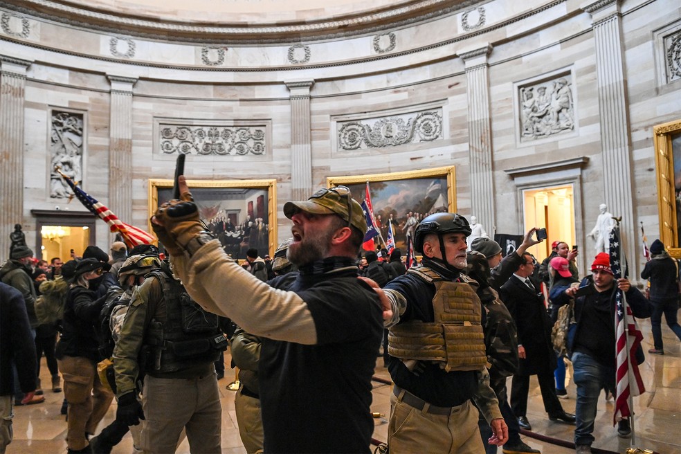 Apoiadores de Trump ocupam a Rotunda do Capitólio, durante invasão em 6 de janeiro — Foto: Saul Loeb/AFP