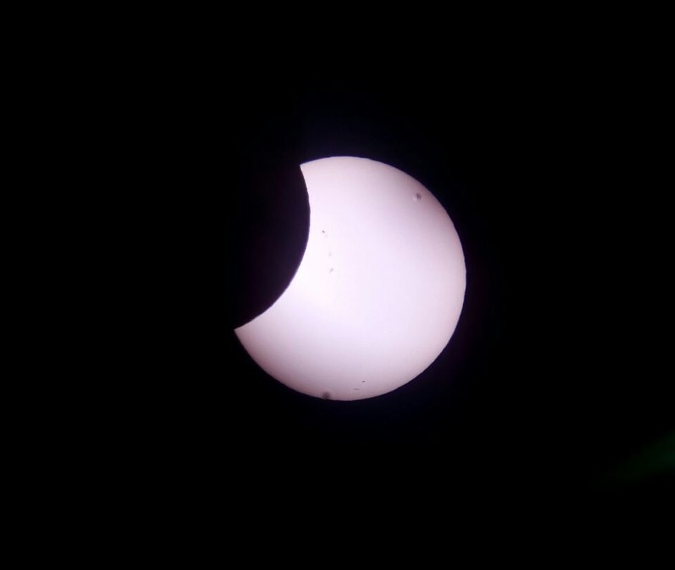 Eclipse começou por volta das 14h50 (Foto: Jackson Félix/G1 RR)