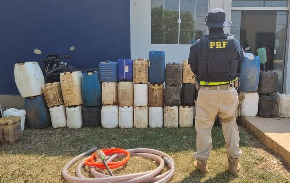 Mais de 280 litros de combustível armazenados e vendidos ilegalmente são apreendidos no interior do Acre — Foto: Divulgação/PRF-AC