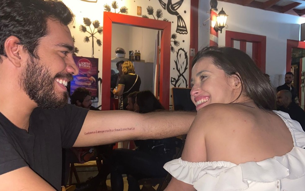 Moradores de Goiânia, Goiás, Mariana Carvalho e Bruno Castro fizeram uma tatuagem juntos — Foto: Arquivo pessoal/Mariana Carvalho